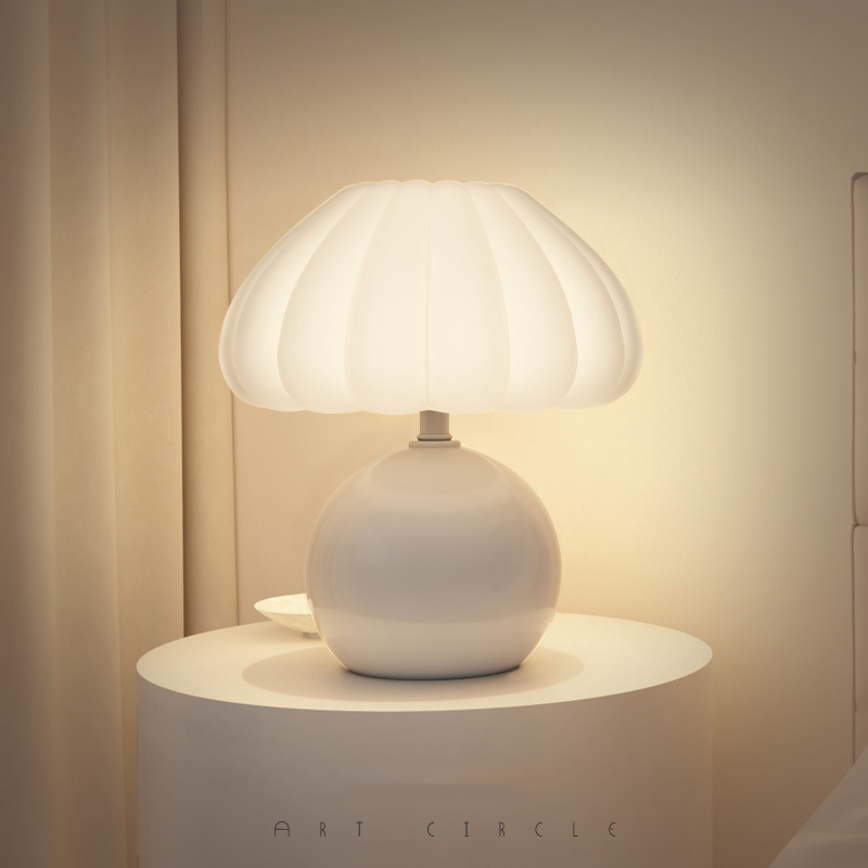 Desk Setup White - Lampka nocna w stylu kremowym Ochrona
