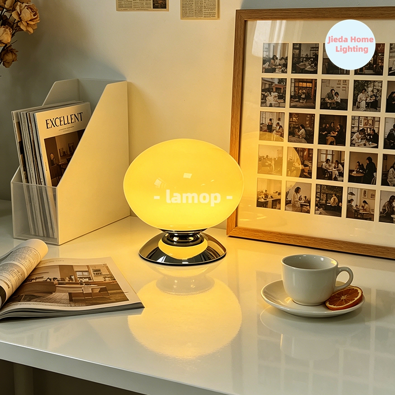 Biała lampa stołowa z kloszem  – Desk Setup White recenzja i cena