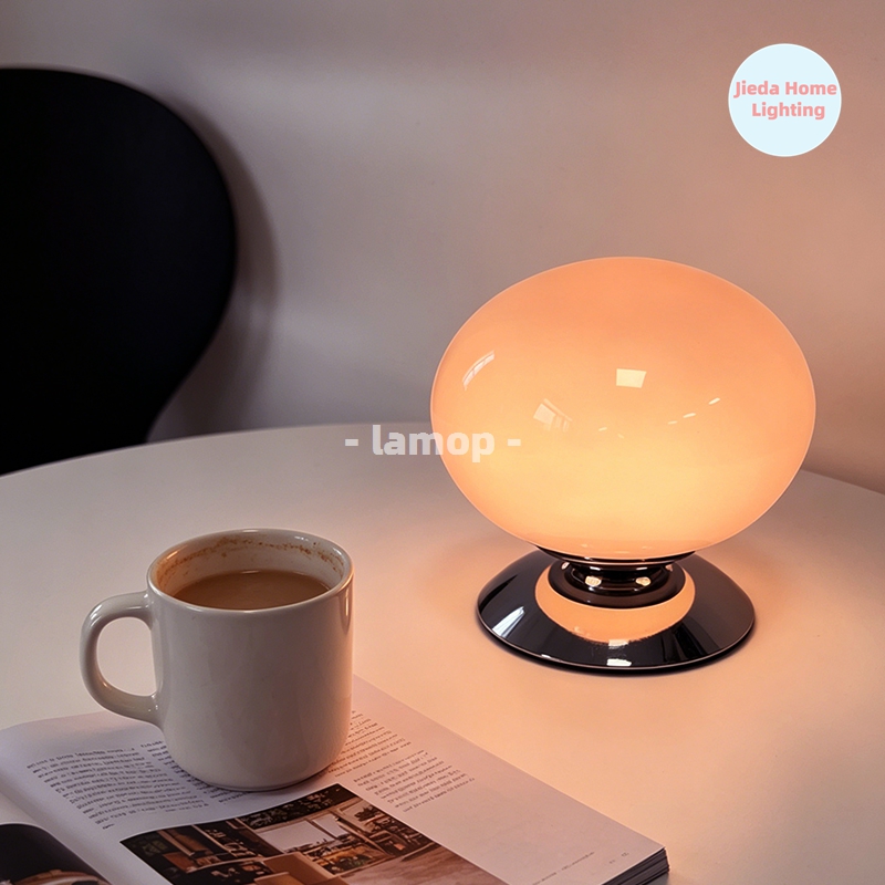Biała lampa stołowa z kloszem  – Desk Setup White recenzja i cena